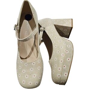 NWT - Madden Girl - Beige Daisy Floral Platform Mary Janes - Size 8.5